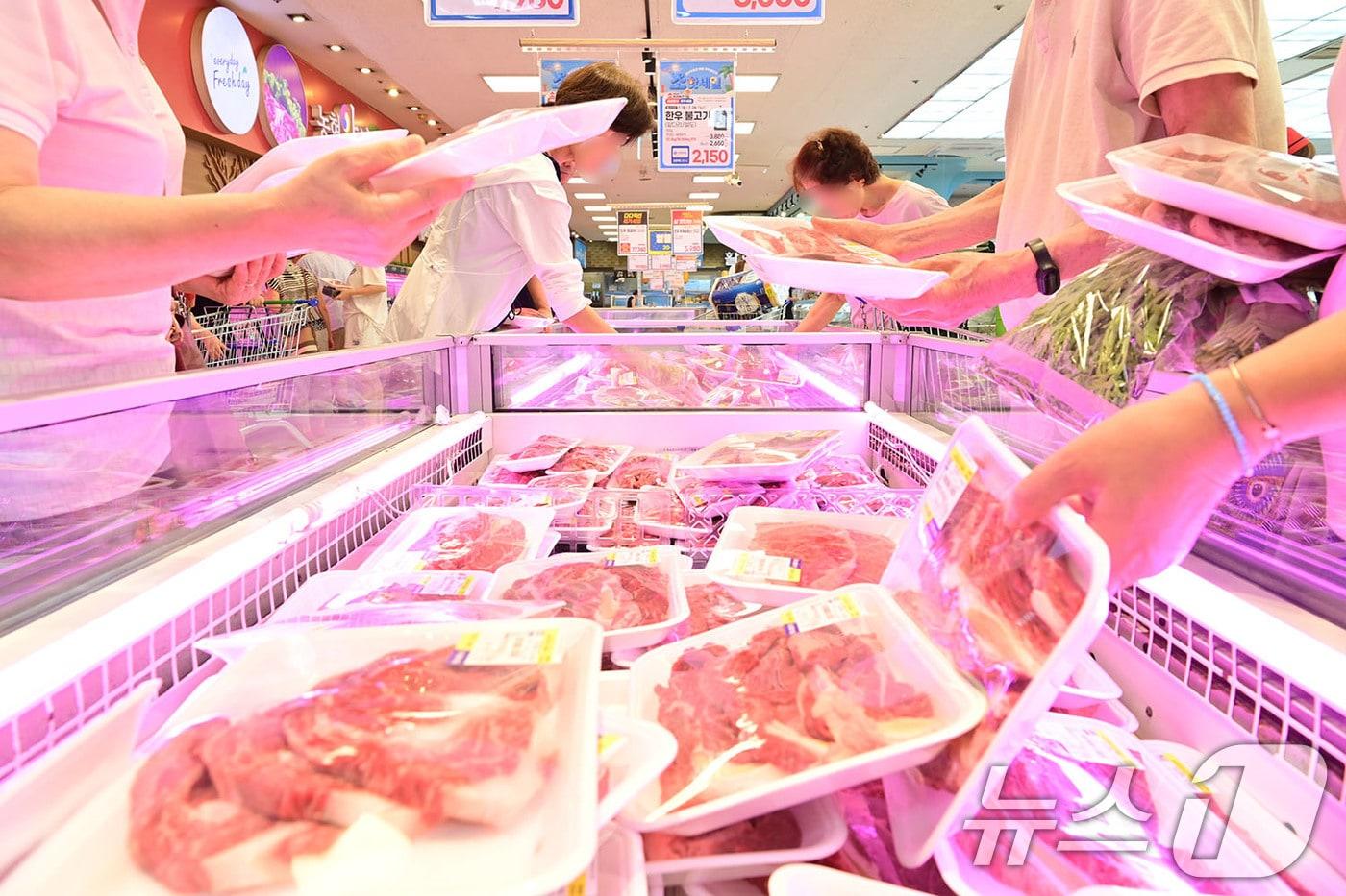 19일 서울 서초구 농협 하나로마트 양재점을 찾은 고객들이 한우를 구매하고 있다. 농협유통·농협하나로유통은 여름 휴가철을 맞아 한우 가격 폭락으로 어려움을 겪는 농가를 돕기 위해 한우자조금과 공동 한우 할인 행사를 시작했다.(농협유통 제공) 2024.7.19/뉴스1