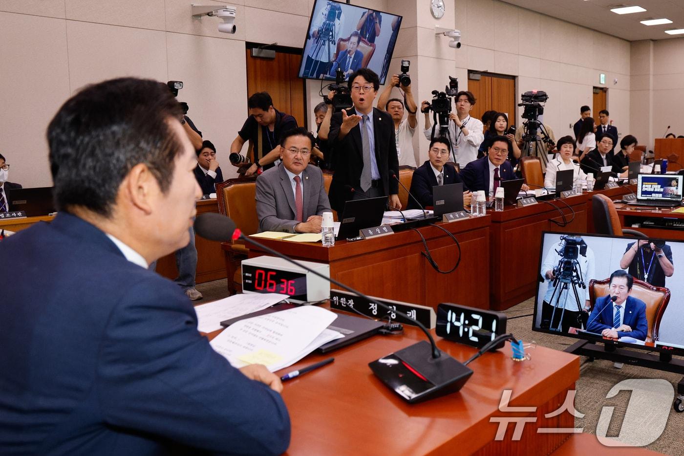 19일 오후 서울 여의도 국회 법제사법위원회에서 열린 '윤석열 대통령 탄핵소추안 즉각 발의 요청에 관한 청원 관련 1차 청문회'에서 정청래 위원장이 곽규택 국민의힘 의원을 향해 "계속 째려보고 있다＂며 발언권을 중지한다고 하자 곽 의원이 반발하고 있다. 2024.7.19/뉴스1 ⓒ News1 안은나 기자