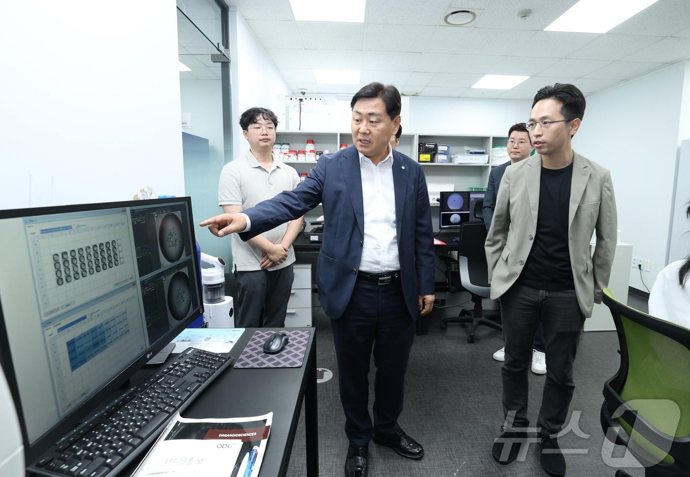 본문 이미지 - 19일 김관영 전북자치도지사가 경기도 성남 판교 소재 오가노이드사이언스사를 방문해  상호 협력방안에 대한 논의를 진행하고 있다.2024.7.19.(전북자치도 제공)/뉴스1