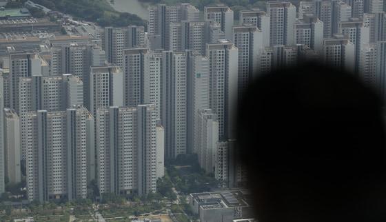 본문 이미지 - 서울 송파구 롯데월드타워 서울스카이에서 바라본 서울시내 아파트 단지 모습. 2024.7.19/뉴스1 ⓒ News1 오대일 기자