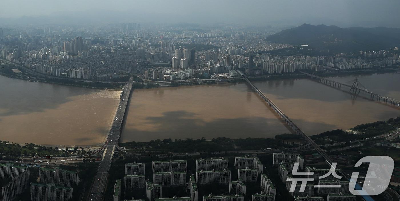 본문 이미지 - 서울 송파구 롯데월드타워 서울스카이에서 바라본 한강. 2024.7.19/뉴스1 ⓒ News1 오대일 기자