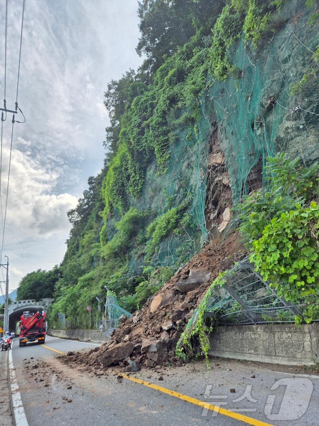 본문 이미지 - 강원 춘천 서면 덕두원리 덕두원피암터널 인근에 떨어진 토사와 낙석.(독자 제공)