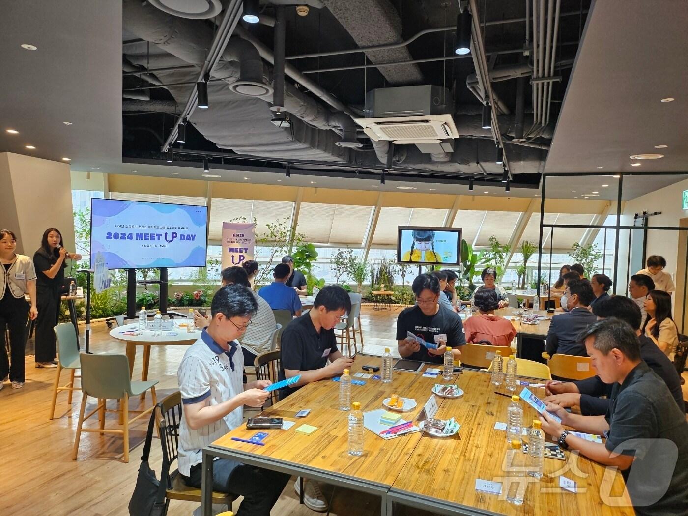 본문 이미지 - 부산 소담상회에서 열린 밋업데이에서 소상공인들이 프로그램에 참여하고 있다.(중소기업유통센터 제공)