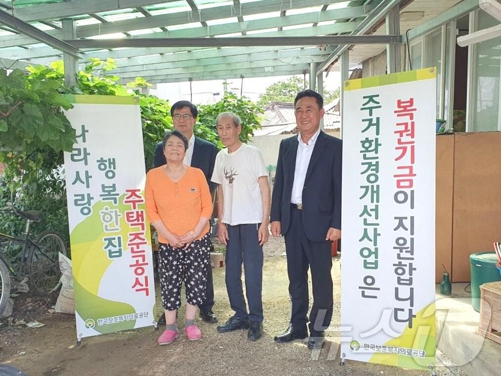 본문 이미지 - 한국보훈복지의료공단이 최근 경기여주시에 위치한 국가유공자 정모 씨&#40;77&#41;의 자택의 주거환경 개선을 지원한 가운데 19일 정 씨의 자택에서 준공행사를 가졌다. &#40;한국보훈복지의료공단 제공&#41; 2024.7.19/뉴스1