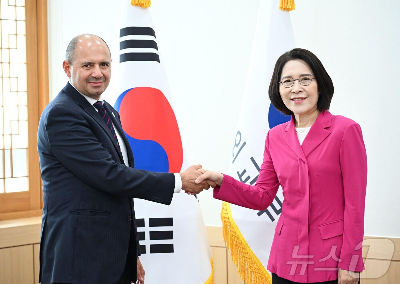  19일  강인선 외교부 2차관이 방한 중인 알레한드로 솔라 코스타리카 외교부 다자담당차관을 면담했다. (외교부 제공)