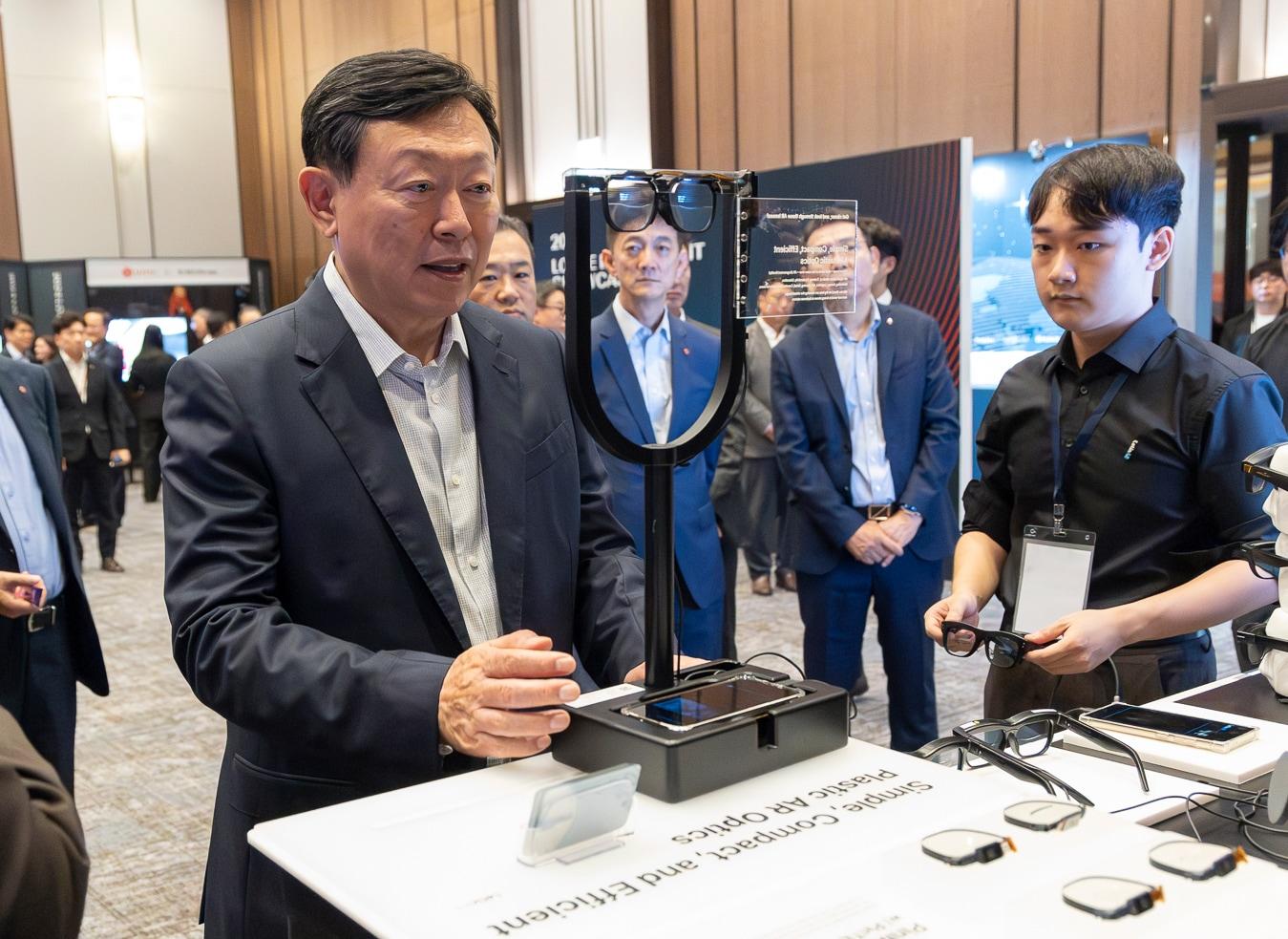 본문 이미지 - 신동빈 롯데 회장이 19일 서울 롯데호텔월드에서 열린 '2024 하반기 VCM(옛 사장단회의)' 참석에 앞서 '2024 롯데 인베스트먼트 쇼케이스'를 살펴보고 있다(롯데 제공).
