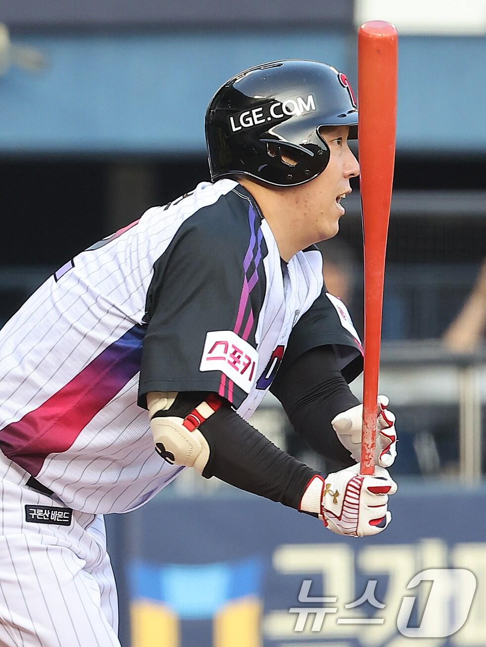 본문 이미지 - LG 트윈스 김현수가 21일 두산베어스와의 경기에서 2회말 2루타를 때려내며 15시즌 연속 100안타를 기록했다.뉴스1 ⓒ News1 김진환 기자