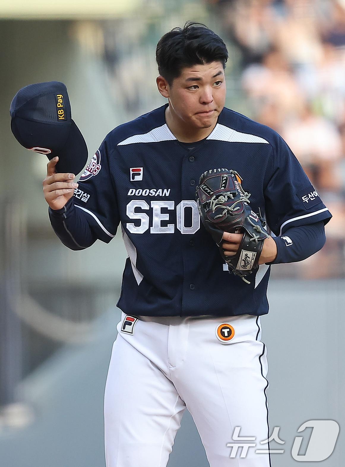 본문 이미지 - 19일 오후 서울 송파구 잠실야구장에서 열린 프로야구 '2024 신한 SOL 뱅크 KBO리그' 두산 베어스와 LG 트윈스의 경기, 두산 선발 시라카와가 1회말 2사 1,3루에서 LG 오지환에게 몸에 맞는 볼을 허용 후 모자를 벗어 사과를 하고 있다. 2024.7.19/뉴스1 ⓒ News1 김진환 기자