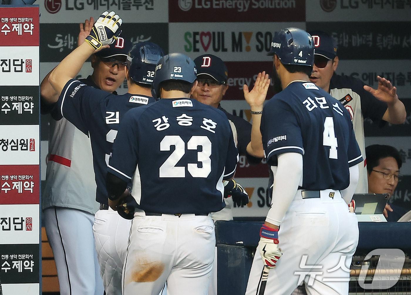 본문 이미지 - 두산 베어스가 역대 한경기 최다 득점을 올리며 승리했다. /뉴스1 ⓒ News1 김진환 기자
