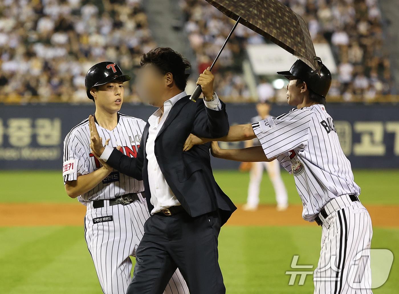 본문 이미지 - 19일 오후 서울 송파구 잠실야구장에서 열린 프로야구 '2024 신한 SOL 뱅크 KBO리그' 두산 베어스와 LG 트윈스의 경기, 5회말 2사 LG 오지환 타석 상황에서 경기장에 관중이 난입해 배트보이에게 제지 당하고 있다. 2024.7.19/뉴스1 ⓒ News1 김진환 기자