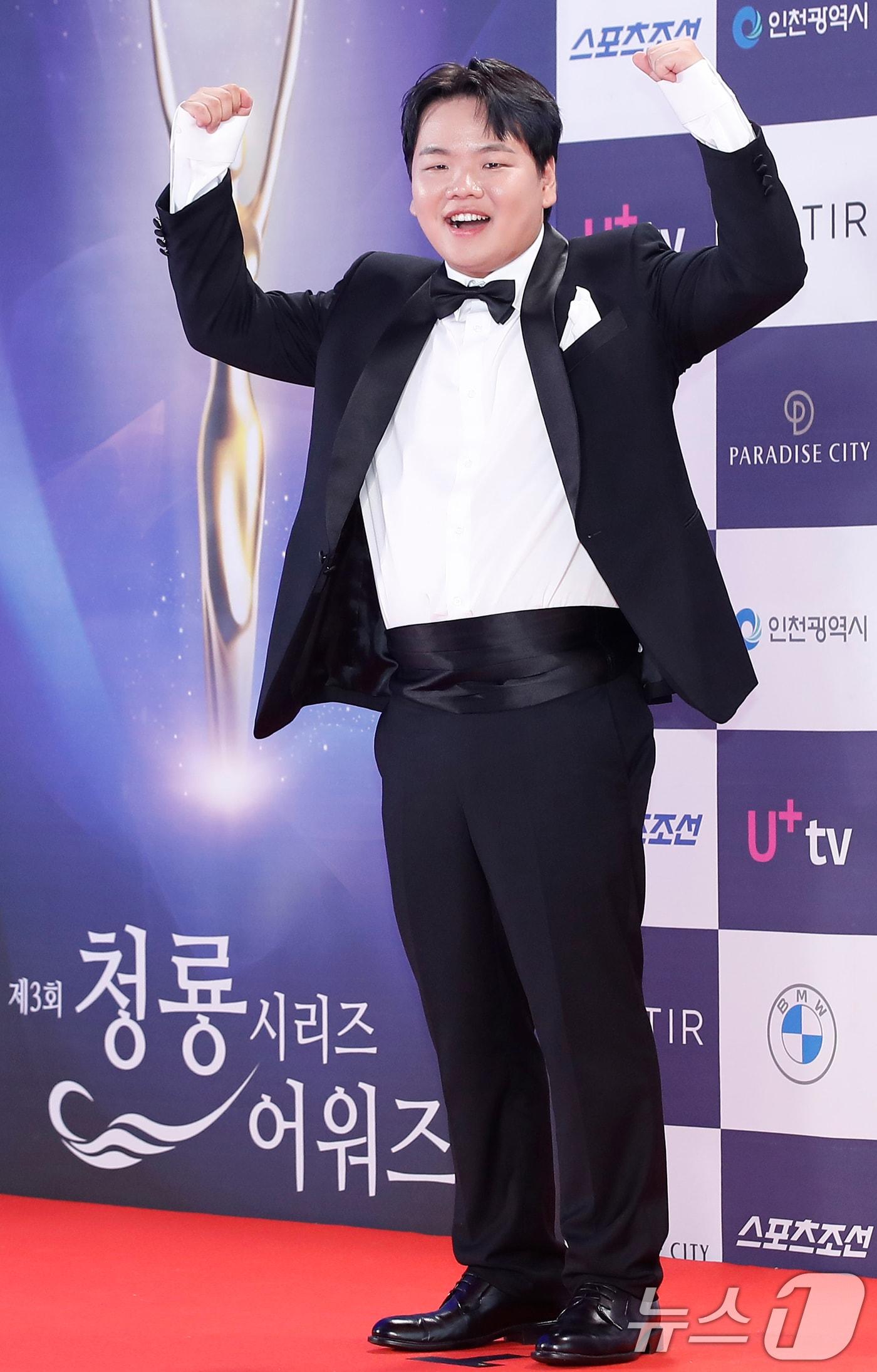 본문 이미지 - 곽준빈이 19일 인천 중구 파라다이스 시티에서 열린 ‘제3회 청룡시리즈어워즈(Blud Dragon Series Awards, 이하 BSA)’ 레드카펫 행사에서 포즈를 취하고 있다. 2024.7.19/뉴스1 ⓒ News1 권현진 기자