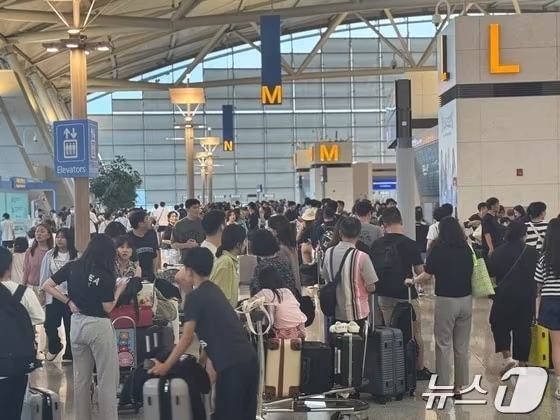 본문 이미지 - 'MS 클라우드 오류'가 발생해 일부 항공사들의 발권·예약 시스템이 마비된 19일 인천국제공항 출발층 제주항공 발권카운터가 발권을 기다리는 승객들로 크게 붐비고 있다.2024.7.19 ⓒ News1 박소영 기자