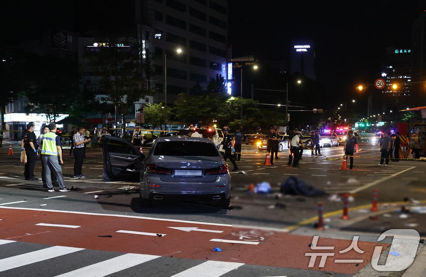2일 새벽 13명의 사상자가 발생한 서울 시청역 교차로 교통사고 현장에 피해 차량과 잔해물들이 남아 있다. 2024.7.2/뉴스1 ⓒ News1 구윤성 기자