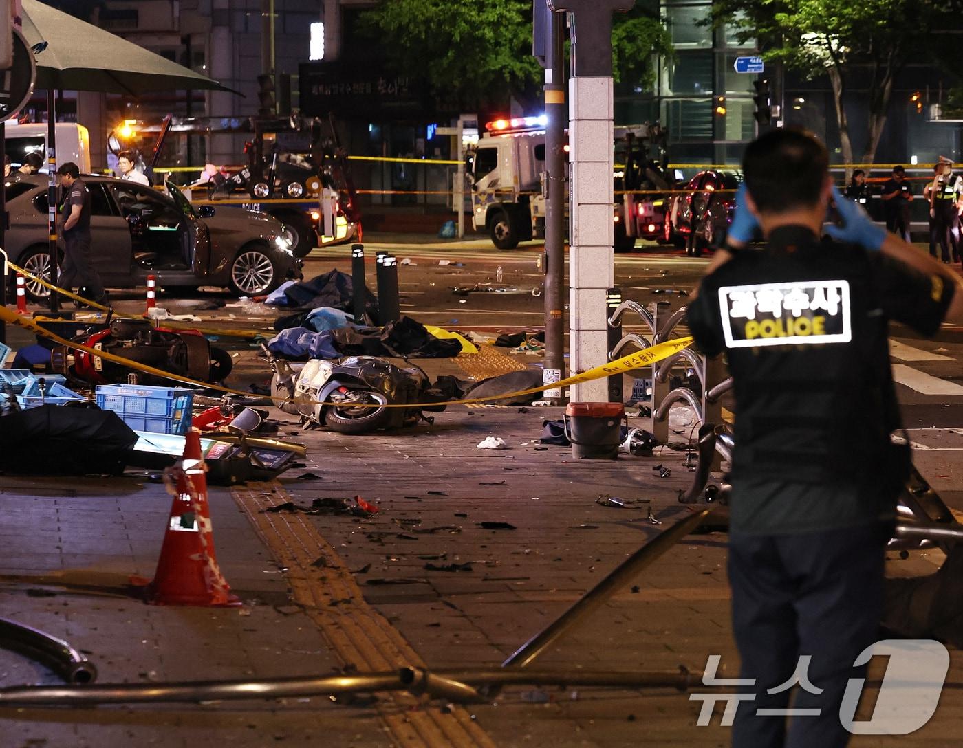 본문 이미지 - 2일 새벽 13명의 사상자가 발생한 서울 시청역 교차로 교통사고 현장에서 과학수사대원들이 현장감식을 하고 있다. 2024.7.2/뉴스1 ⓒ News1 구윤성 기자