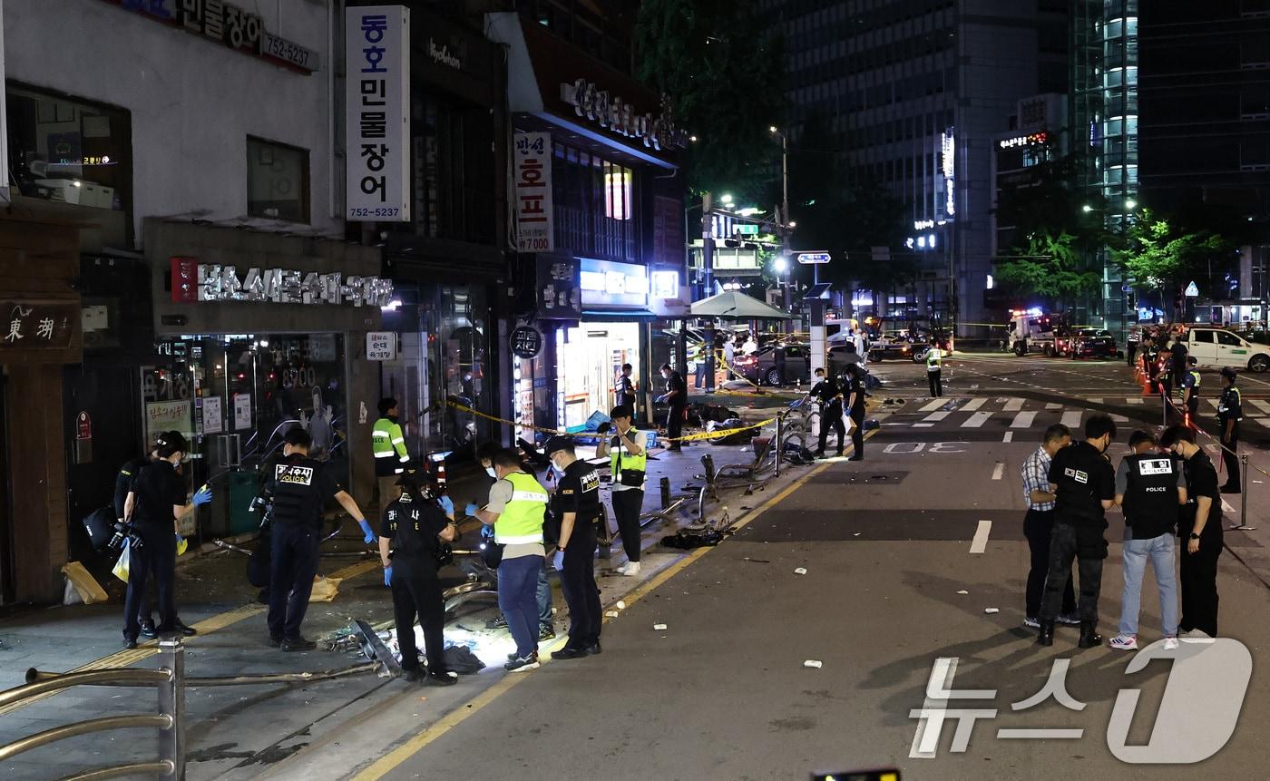 2일 새벽 13명의 사상자가 발생한 서울 시청역 교차로 교통사고 현장에서 과학수사대원들이 현장감식을 하고 있다. 2024.7.2/뉴스1 ⓒ News1 구윤성 기자