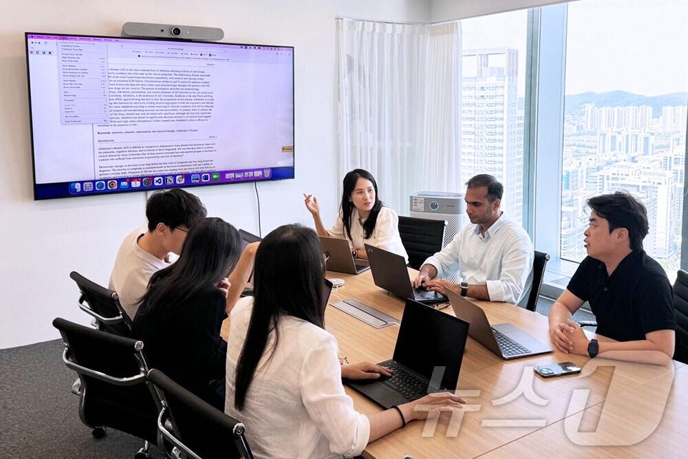 본문 이미지 - 제이앤피메디 FDA 엑스퍼트 솔루션 담당자들이 회의를 하고 있다.(제이앤피메디 제공)/뉴스1 ⓒ News1