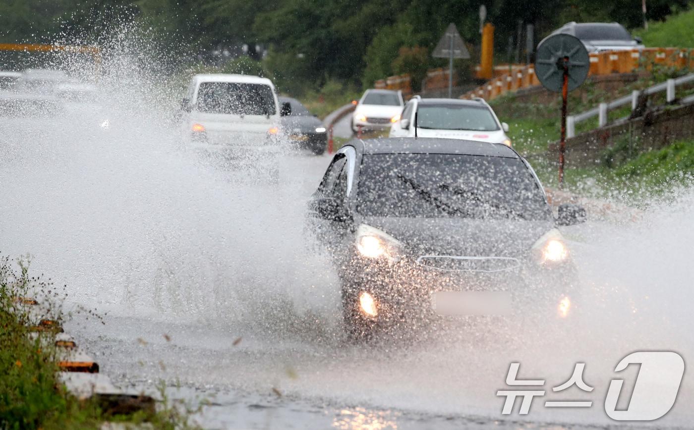 대전 중구 하천도로에서 차량이 물보라를 일으키며 주행하고 있다. 2024.7.2/뉴스1 ⓒ News1 김기태 기자