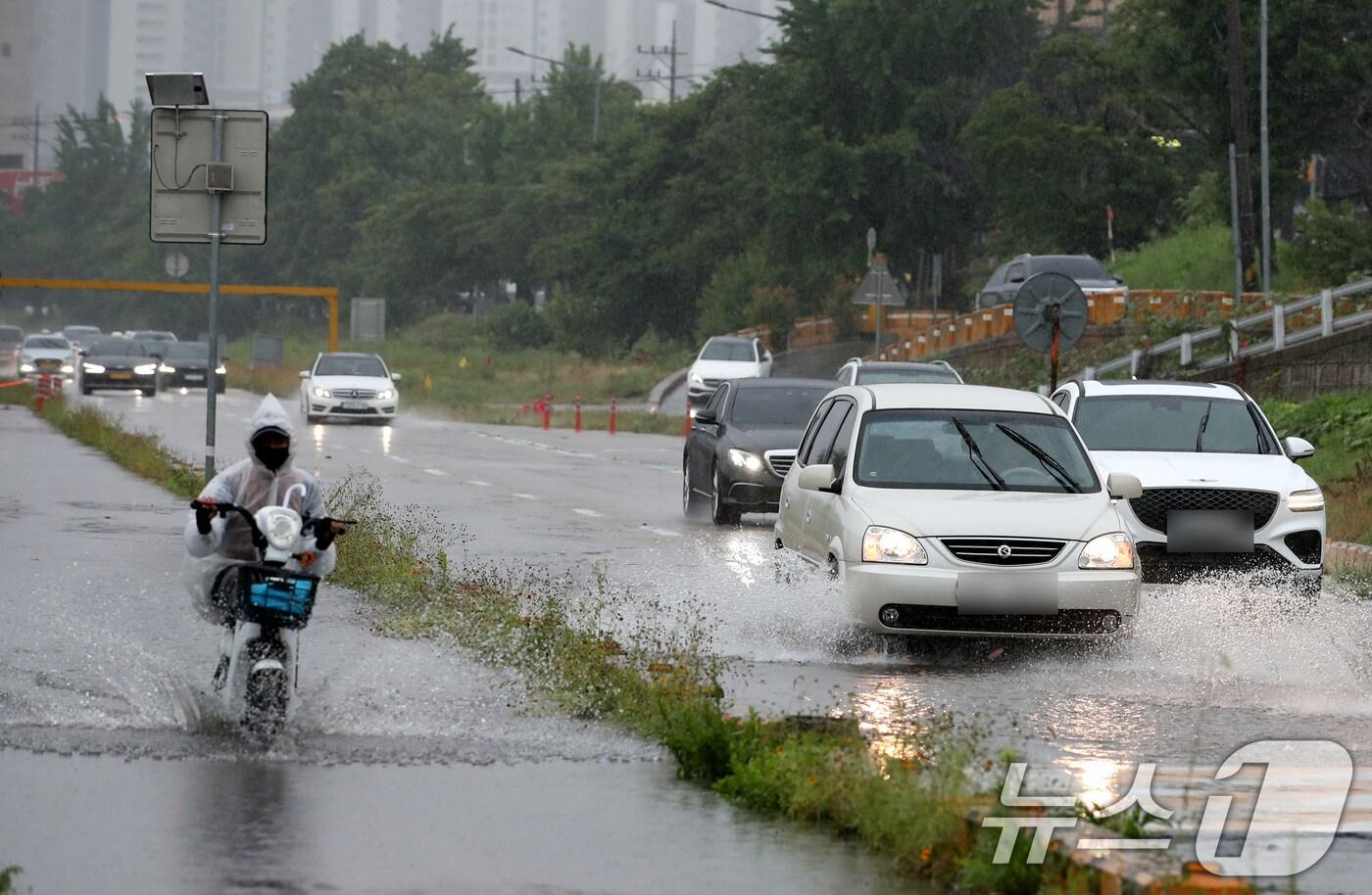 14일 대전·충남은 새벽부터 아침 사이 충남권에 시간당 10~30㎜의 강한 비가 내릴 것으로 예보됐다. 대전 중구 하천도로에서 차량이 물보라를 일으키며 주행하고 있다. /뉴스1 ⓒ News1 김기태 기자