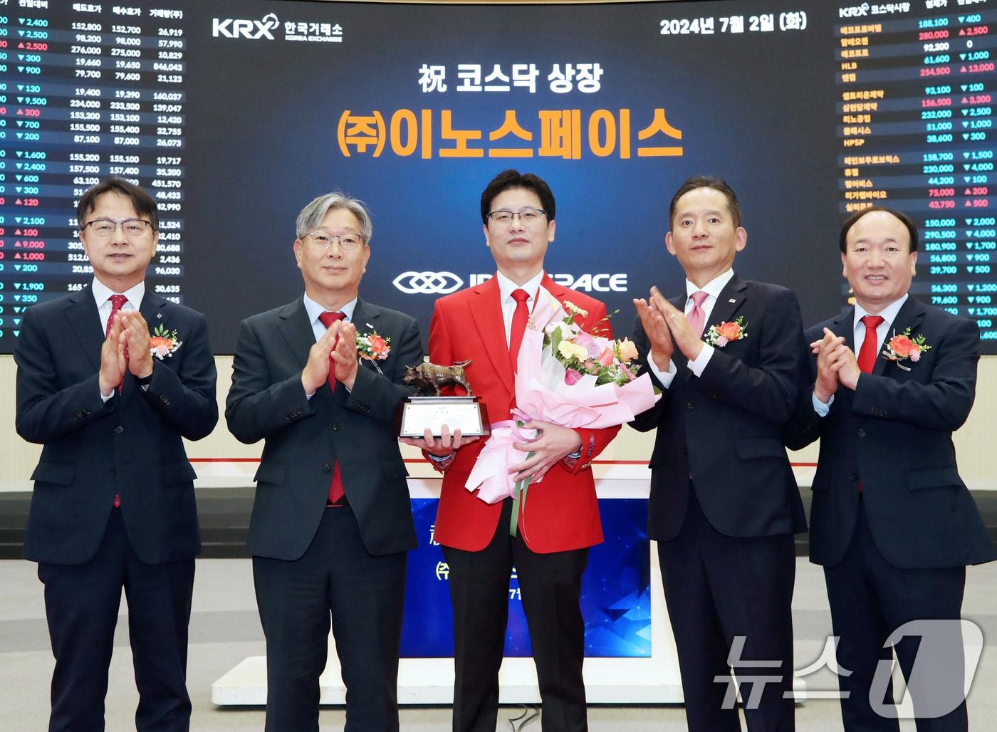 본문 이미지 - 2일 오전 서울 영등포구 한국거래소에서 열린 이노스페이스 코스닥시장 상장기념식에서 상장기념패 전달 후 김대영 한국IR협의회 부회장(왼쪽부터), 홍순욱 한국거래소 코스닥시장본부장, 김수종 이노스페이스 대표이사, 강성범 미래에셋증권 부사장, 강왕락 코스닥협회 부회장이 기념촬영을 하고 있다. (한국거래소 제공) 2024.7.2/뉴스1