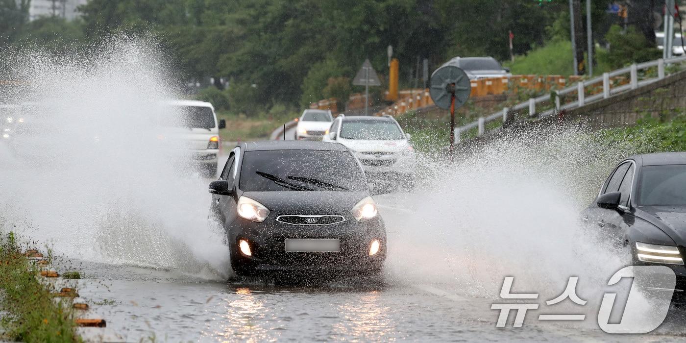20일 대전·충남은 오후부터 천둥·번개를 동반한 많은 비가 내릴 것으로 예보됐다. 대전 중구 하천도로에서 차량이 물보라를 일으키며 주행하고 있다. /뉴스1 ⓒ News1 김기태 기자