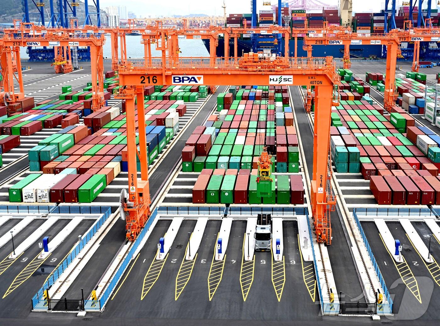 본문 이미지 - 기 설치된 부산신항 2-5단계 트랜스퍼크레인.(HJ 중공업 제공항