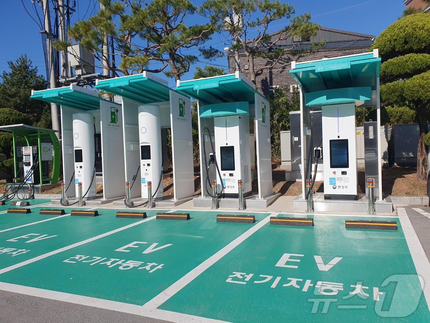 본문 이미지 -  정읍시청 주차장에 설치된 전지자동차 충전기(정읍시 제공)2024.7.2/뉴스1