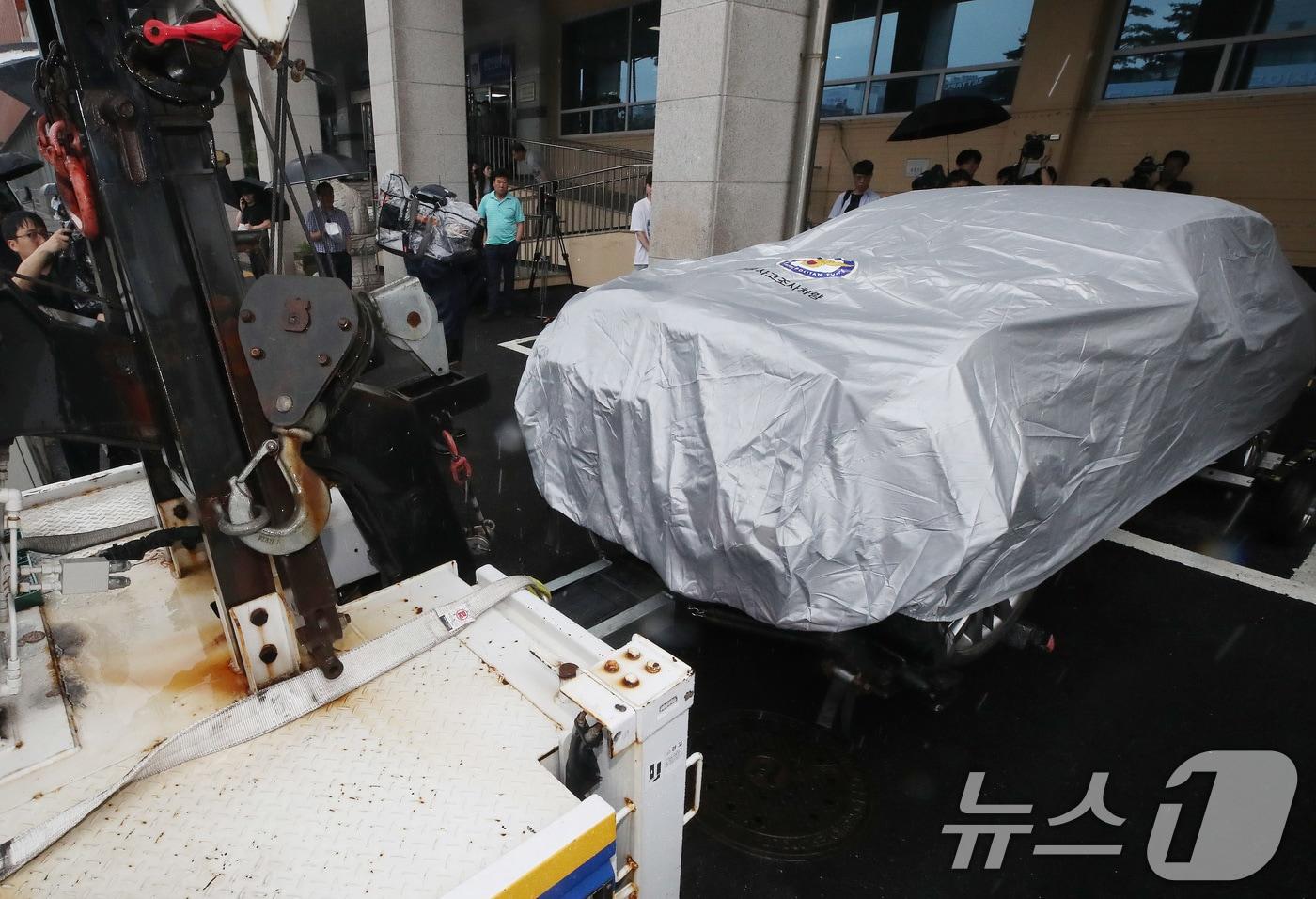 경찰이 견인차로 시청역 사고 차량을 이동시키고 있다. 2024.7.2/뉴스1 ⓒ News1 임세영 기자