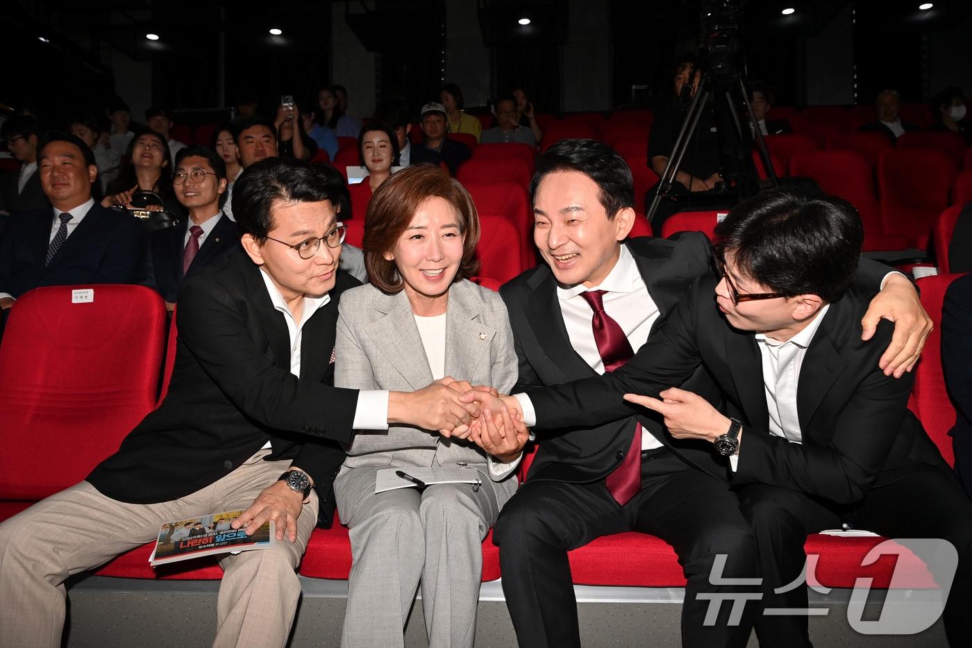 윤상현(왼쪽부터), 나경원, 원희룡, 한동훈 국민의힘 대표 후보가 2일 오전 서울 강서구 ASSA아트홀에서 열린 ‘체인지 5분 비전발표회’에서 정견 발표에 앞서 인사를 나누고 있다. 2024.7.2/뉴스1 ⓒ News1 국회사진취재단