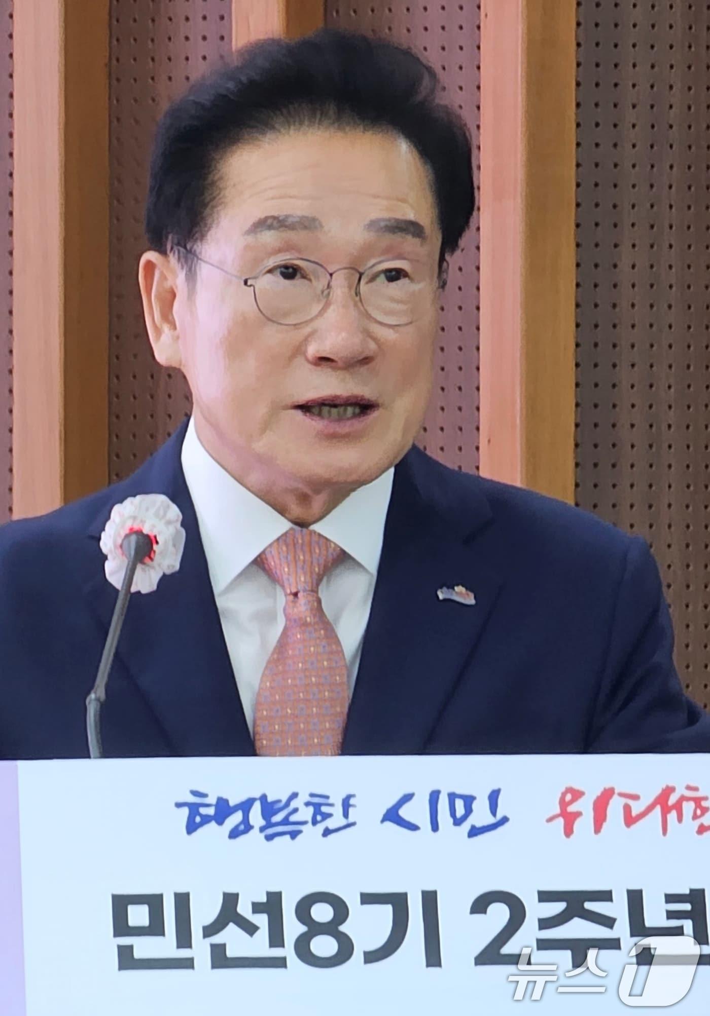 본문 이미지 - 최기문 영천시장이 2일 취임2주년 기자간담회에서 지난 2년간 시정 성과를 설명하고 있다. 2024.7.2/뉴스1 ⓒ News1 정우용 기자