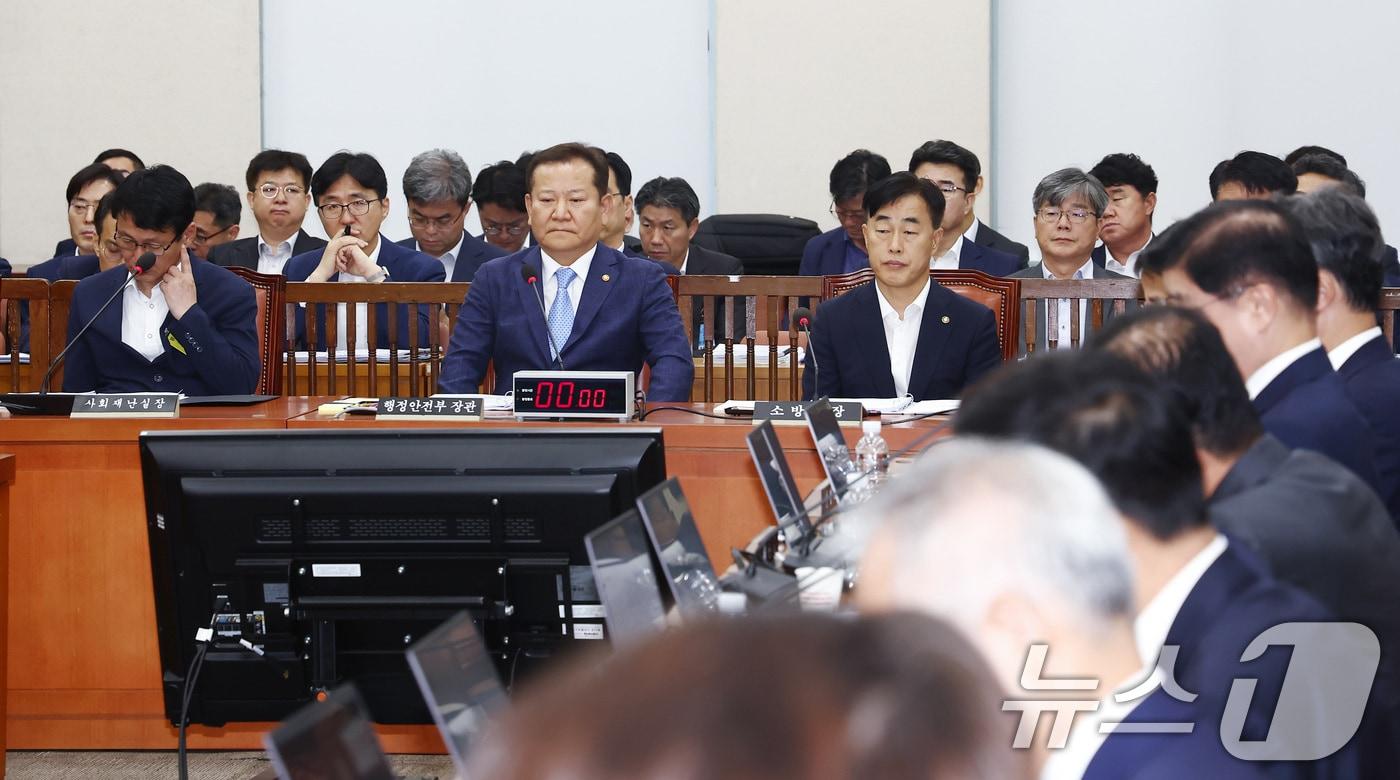 본문 이미지 - 이상민 행정안전부 장관이 2일 오전 서울 여의도 국회에서 열린 행정안전위원회 3차 전체회의에서 굳은 표정으로 자리해 있다. 2024.7.2/뉴스1 ⓒ News1 김민지 기자