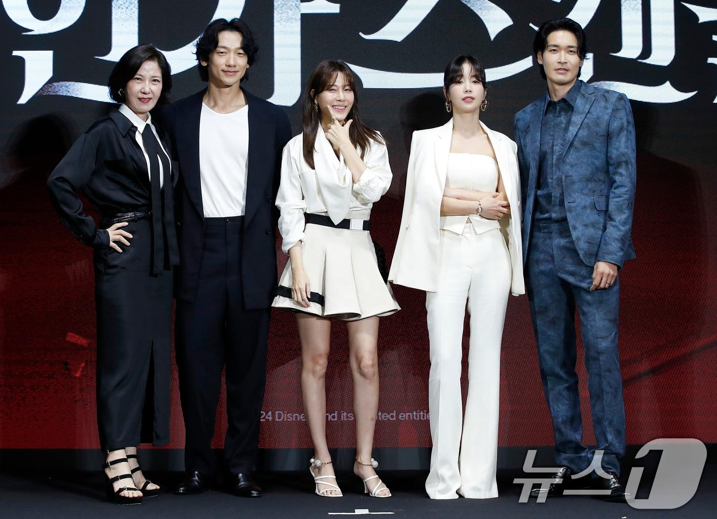 본문 이미지 - 배우 서이숙(왼쪽부터)과 비(정지훈), 김하늘, 기은세, 정겨운이 2일 서울 영등포구 콘래드 서울 호텔에서 열린 디즈니+ 오리지널 시리즈 '화인가 스캔들'(감독 박홍균) 제작발표회에서 포즈를 취하고 있다. '화인가 스캔들'은 대한민국 상위 1% 화인가를 둘러싼 상속 전쟁으로 인해 생명의 위협을 받는 나우재단 이사장 오완수(김하늘 분)와 그녀의 경호원 서도윤(정지훈 분)이 화인가의 비밀을 마주하게 되는 이야를 그렸다. 2024.7.2/뉴스1 ⓒ News1 권현진 기자