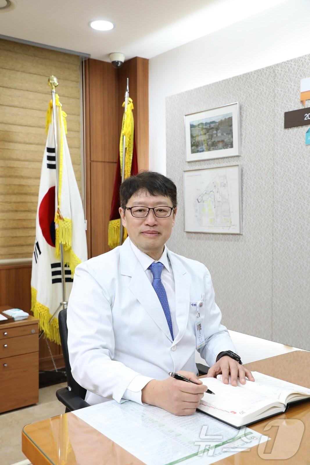 본문 이미지 - 정신 전남대학교병원장이 2일 취임 100일을 맞아 인터뷰를 진행하고 있다.&#40;전남대병원 제공&#41; 2024.7.2 /뉴스1