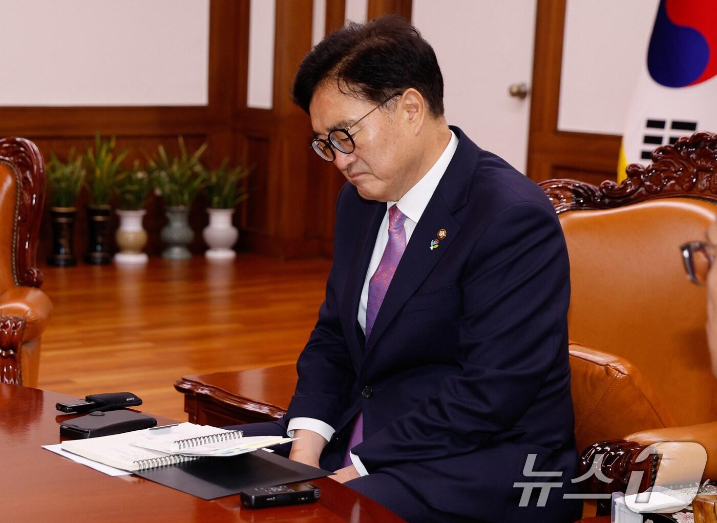 본문 이미지 - 우원식 국회의장이 2일 오전 서울 여의도 국회의장실에서 전주페이퍼 산재 사망 19세 청년노동자 유가족을 면담, 고인이 생전 작성했던 수첩을 보고 있다. 2024.7.2/뉴스1 ⓒ News1 안은나 기자