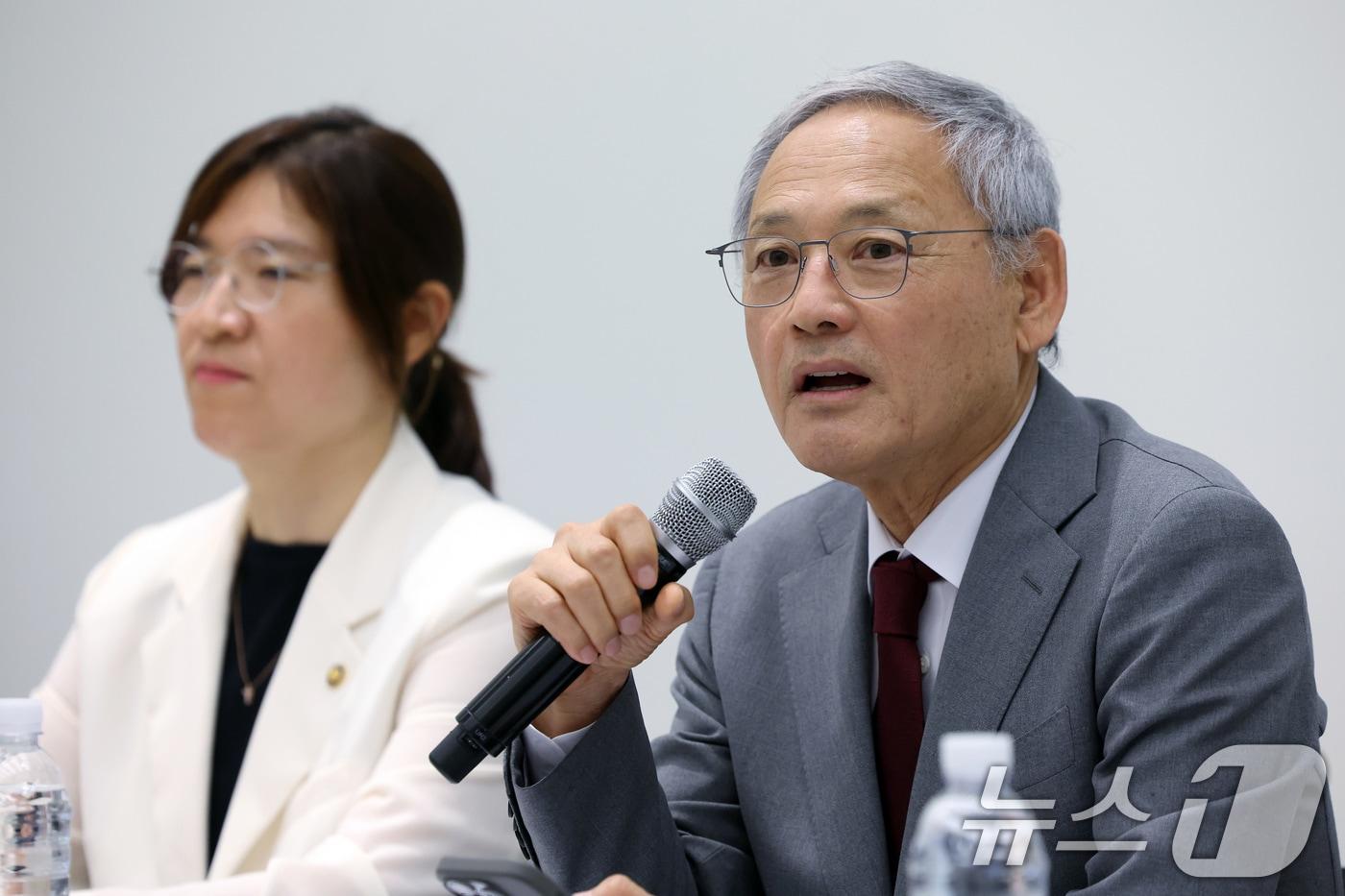 본문 이미지 - 유인촌 문화체육관광부 장관이 2일 서올 종로구 삼청로 국립현대미술관 서울관 교육동에서 열린 체육 분야 간담회에서 모두 발언을 하고 있다. 문화체육관광부는 이날 2024 파리 하계올림픽과 패럴림픽을 앞두고 올림픽 준비상황을 설명하고 체육 분야 주요 현안 등에 대한 질의응답을 진행했다. 2024.7.2/뉴스1 ⓒ News1 박정호 기자