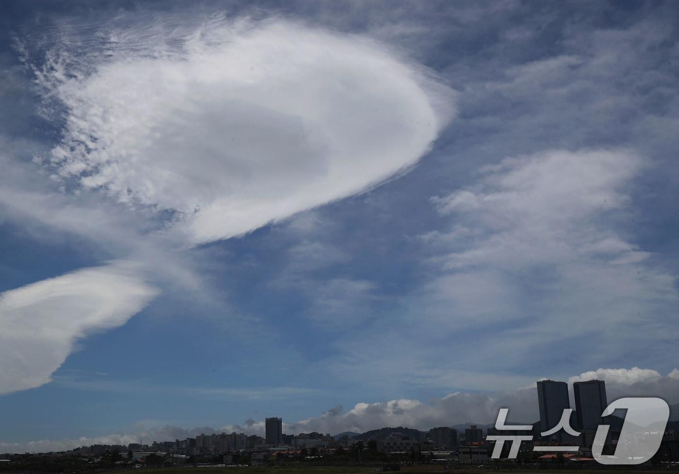 제주에 뜬 렌즈구름(자료사진)/뉴스1