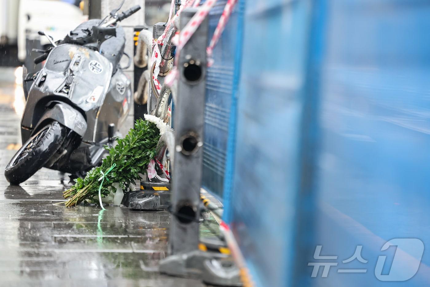 지난밤 승용차가 인도로 돌진해 9명이 사망하는 사고가 발생한 2일 오전 서울 중구 서울시청 인근 교차로 사고현장에 국화꽃이 놓여 있다. 이번 사고로 9명이 사망하고 4명(중상 1명·경상 3명)이 다쳤다. 사망자 9명 중 6명은 현장에서 사망했으며, 3명은 병원 이송 도중 숨졌다. 2024.7.2/뉴스1 ⓒ News1 김도우 기자