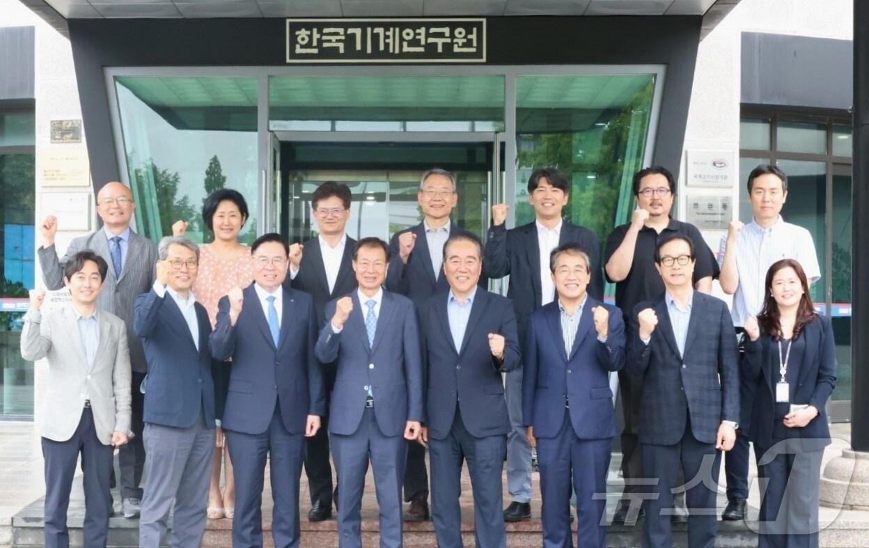 본문 이미지 - UST 산학협력자문위원회 참석자들이 기념촬영을 하고 있다. (UST 제공)/뉴스1