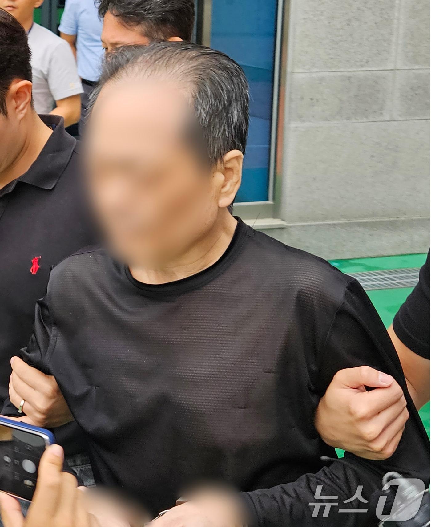 본문 이미지 - 충북 청주시에서 동생을 때려 살해한 혐의를 받는 60대 남성이 2일 오후 청주지방법원에서 열린 영장실질심사를 마치고 나서고 있다.2024.7.2/뉴스1 ⓒ News1 이재규 기자