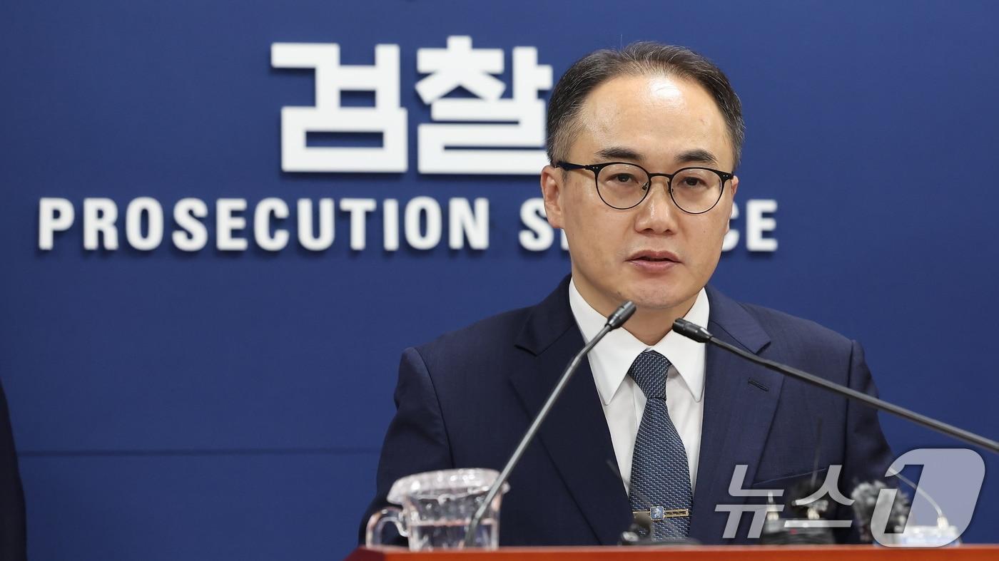 본문 이미지 - 이원석 검찰총장이 2일 서울 서초구 대검찰청 기자실에서 더불어민주당의 '비위 의혹' 검사 4명에 대한 탄핵소추안 제출에 따른 입장 발표를 하고 있다. 2024.7.2/뉴스1 ⓒ News1 김성진 기자