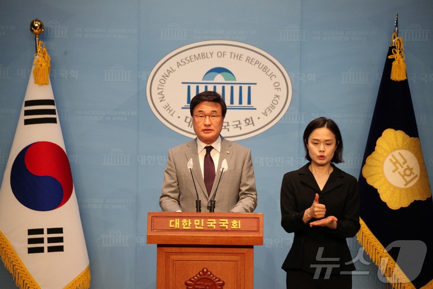 본문 이미지 - 김대식 의원이 2일 국회소통관에서 교육 개혁 3법 발의 관련 기자회견을 하고 있다.2024.7.2.(김대식 의원실 제공)