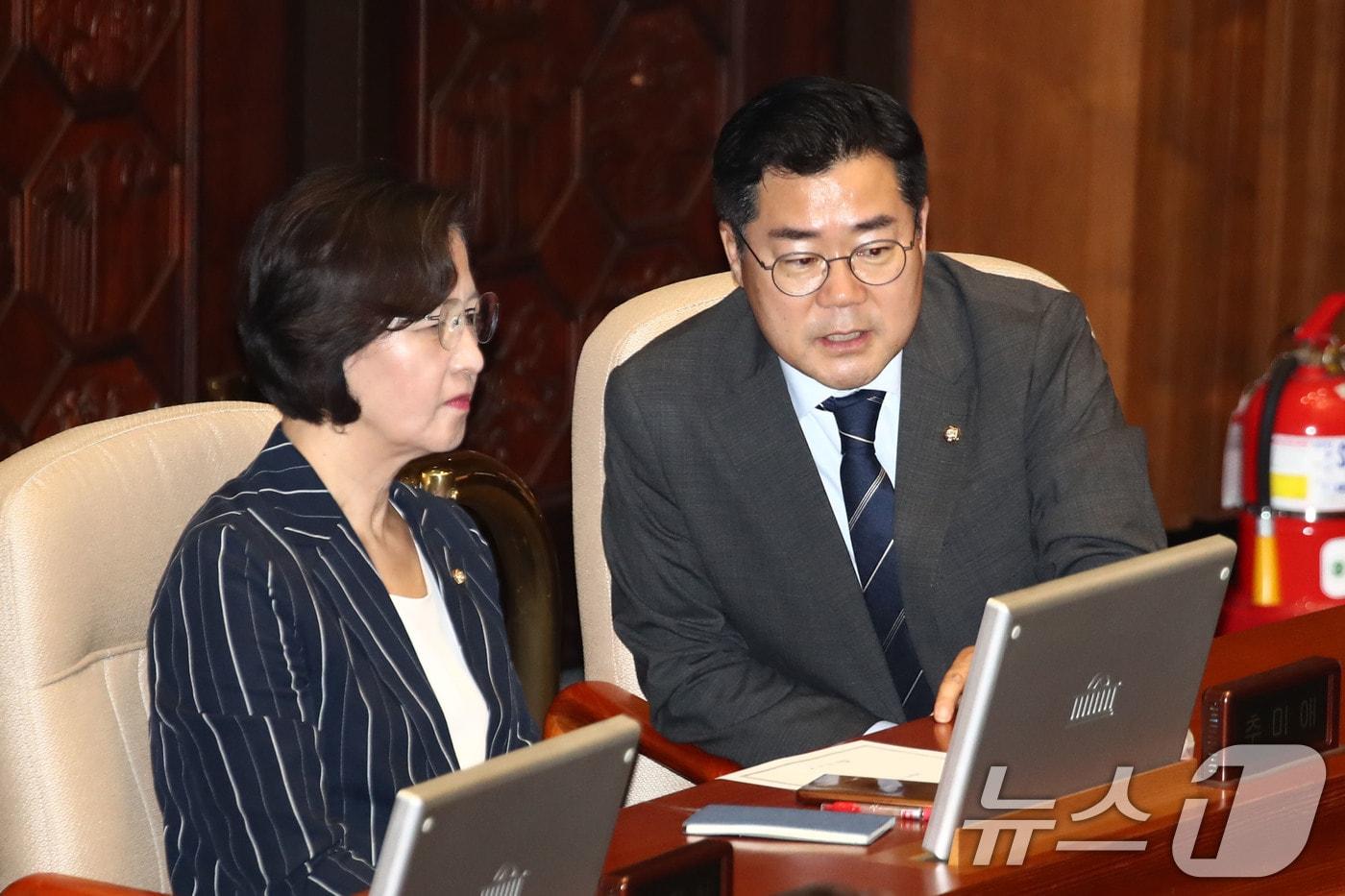 박찬대 더불어민주당 의원과 추미애 의원이 지난해 7월 2일 오후 서울 여의도 국회에서 열린 제415회국회&#40;임시회&#41; 4차 본회의 정치·외교·통일·안보 분야 대정부질문에서 대화하고 있다. 2024.7.2/뉴스1 ⓒ News1 이광호 기자