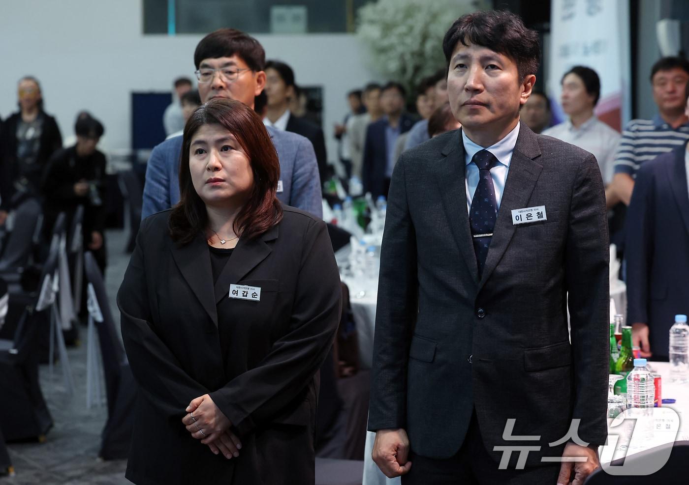 대한사격연맹 여갑순 이사(왼쪽)와 이은철 이사가 2일 오후 서울 송파구 서울올림픽파크텔 올림피아홀에서 열린 제31대 대한사격연맹 회장 취임식에 참석해 있다. 2024.7.2/뉴스1 ⓒ News1 박정호 기자