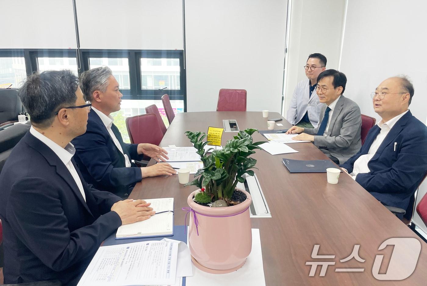 김정현 국민의힘 광주시당위원장이 2일 시당 회의실에서 주재균 전남대병원 새병원 건립 추진본부장 등과 간담회를 갖고 있다.(국민의힘 광주시당 제공)2024.7.2/뉴스1 