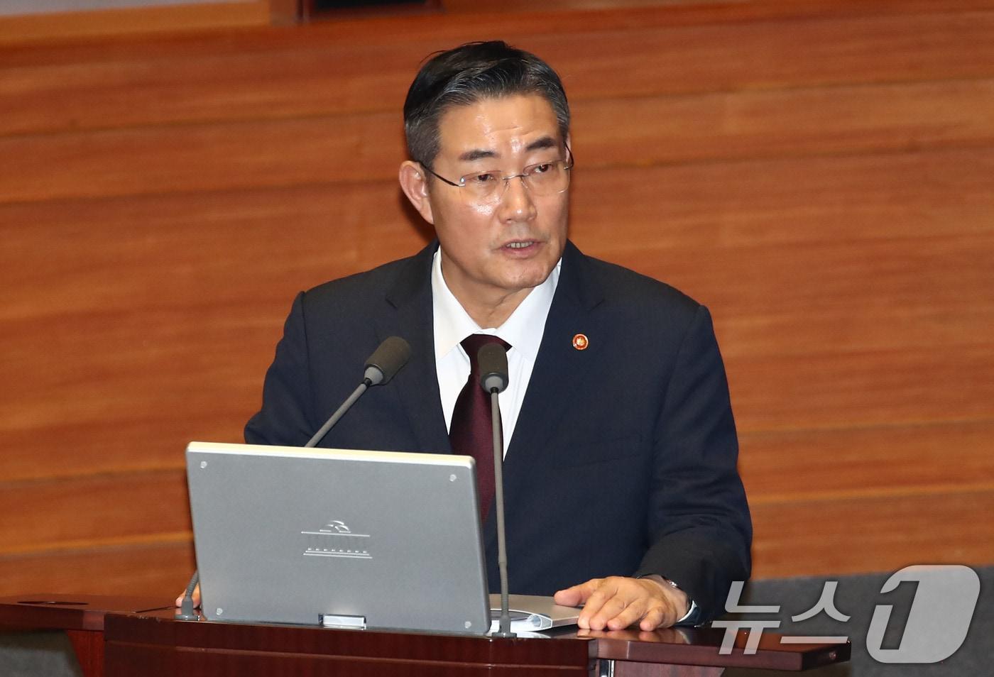 신원식 국방부장관이 2일 오후 서울 여의도 국회에서 열린 제415회국회(임시회) 4차 본회의 정치·외교·통일·안보 분야 대정부질문에서 박범계 더불어민주당 의원의 질의에 답하고 있다. 2024.7.2/뉴스1 ⓒ News1 이광호 기자