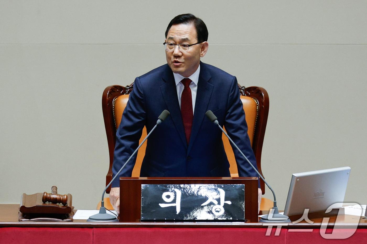 주호영 국회부의장이 2일 오후 서울 여의도 국회에서 열린 제415회국회&#40;임시회&#41; 4차 본회의에서 정치·외교·통일·안보 분야 대정부질문 중 의원들을 향해 손뼉 자제를 요구하고 있다. 2024.7.2/뉴스1 ⓒ News1 안은나 기자