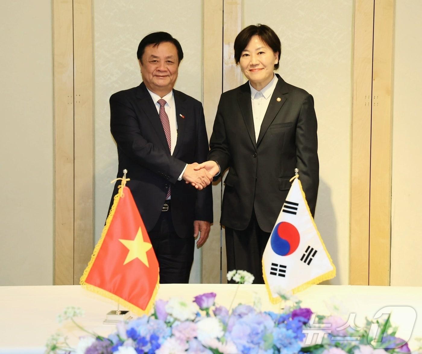 본문 이미지 - 송미령 농림축산식품부 장관은 2일 서울에서 레 밍 호안 베트남 농업농촌개발부 장관과 면담을 가졌다. (농식품부 제공)
