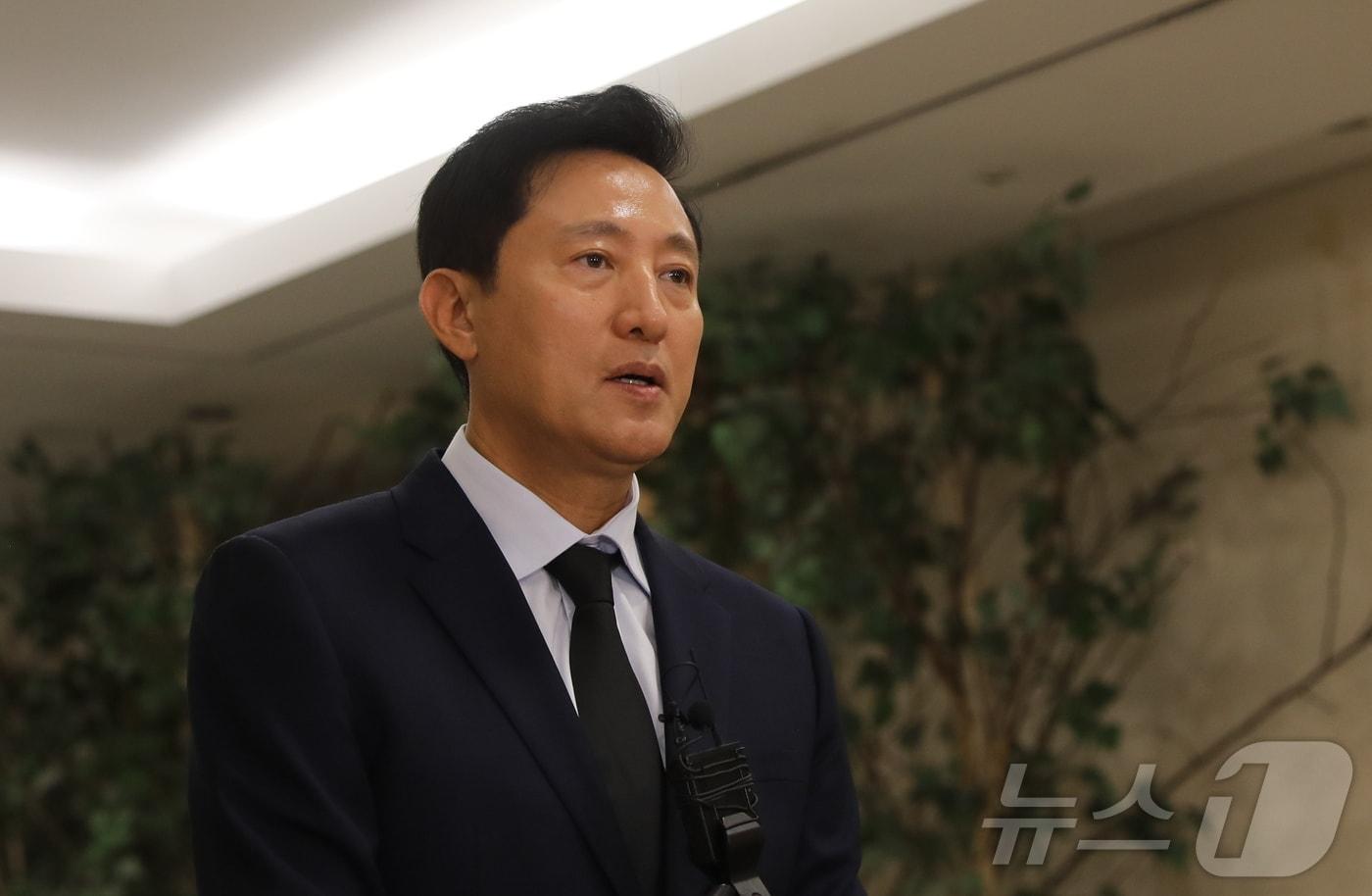 오세훈 서울시장이 2일 서울 서대문구 신촌세브란스 장례식장을 찾아 전날 시청 부근 대형 교통사고로 숨진 시청 공무원 윤모 씨(31)의 빈소 조문을 마친 뒤 취재진의 질의에 답하고 있다. 2024.7.2/뉴스1 ⓒ News1 임여익 기자