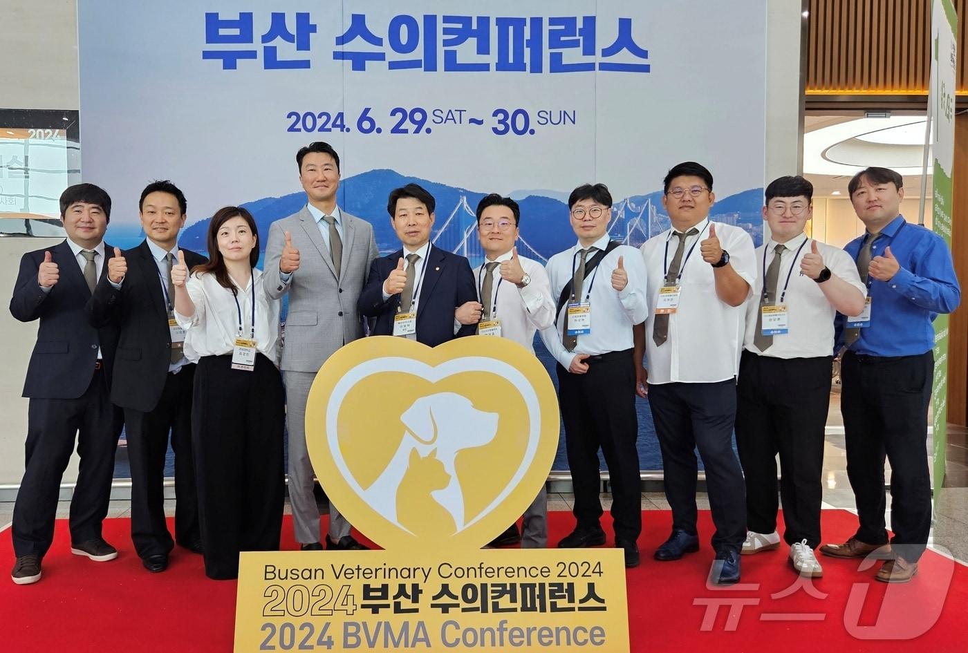 본문 이미지 - 6월 30일 벡스코에서 열린 부산수의콘퍼런스 조직위원들이 기념사진을 찍고 있다. ⓒ 뉴스1 최서윤 기자