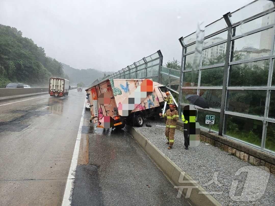 본문 이미지 - 원주 무실동 중앙고속도로 빗길 사고.(강원도소방본부 제공)