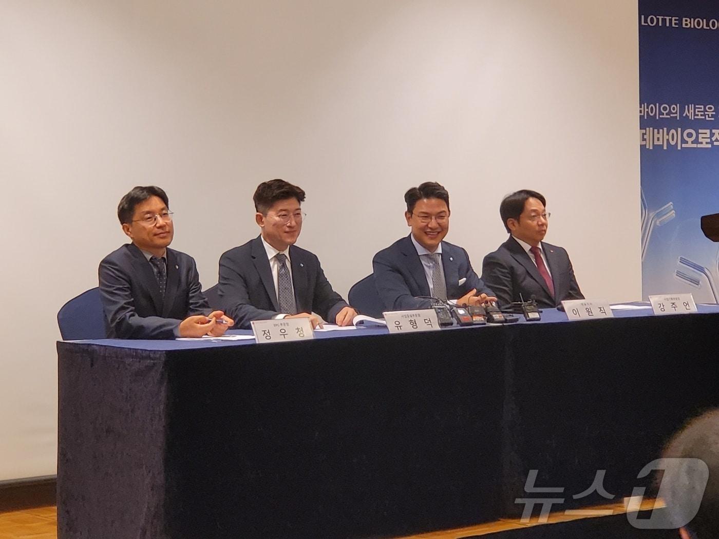본문 이미지 - 정우청 롯데바이오로직스 EPC 부문장(왼쪽), 유영덕 사업증설부문장, 이원직 대표, 강주언 전략기획부문장이 송도 바이오 캠퍼스 착공식 관련 기자간담회에서 질의응답에 답하고 있다. 2024. 7. 2/뉴스1 ⓒ News1 황진중 기자